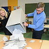Catharina Scheufele und Christoph Bauer leeren die Wahlurne im Singener Wahlbezirk 36 mit Wahllokal in der Bruderhofschule aus. Am Ende ...
