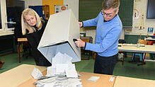 Catharina Scheufele und Christoph Bauer leeren die Wahlurne im Singener Wahlbezirk 36 mit Wahllokal in der Bruderhofschule aus. Am Ende ...