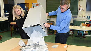 Catharina Scheufele und Christoph Bauer leeren die Wahlurne im Singener Wahlbezirk 36 mit Wahllokal in der Bruderhofschule aus. Am Ende ...