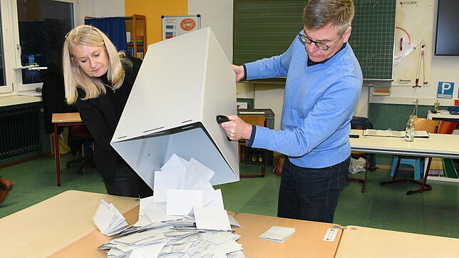 Catharina Scheufele und Christoph Bauer leeren die Wahlurne im Singener Wahlbezirk 36 mit Wahllokal in der Bruderhofschule aus. Am Ende ...