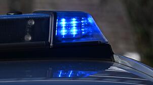 Die Polizei sucht einen Mann wegen des Verdachts der gefährlichen Körperverletzung. (Symbolbild)