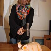 Draufhauen und den letzten Cent aus dem Sparschwein holen? Melanie Pister, die bei der Schuldnerberatung der Caritas Konstanz arbeitet, ...