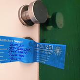 Die Polizei hat die Einzimmerwohnung des mutmaßlichen Messerangreifers amtlich versiegelt.