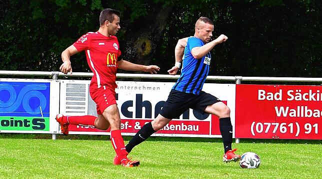 Derby in Brennet: Felix Schwarzwälder (links) und sein früherer Wallbacher Teamkollege Christof Bank – hier beim 1:1 im Hinspiel ...