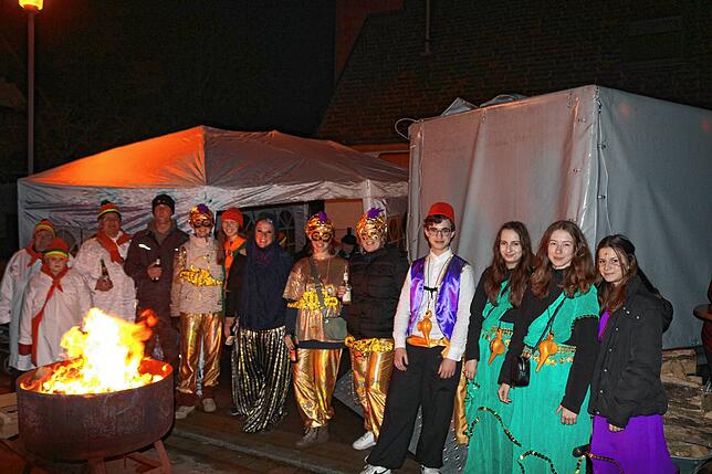 Kaum wiederzuerkennen sind diese jungen Göschweiler, die bereits das Feuer für den Hemdglonkerumzug entfacht haben.