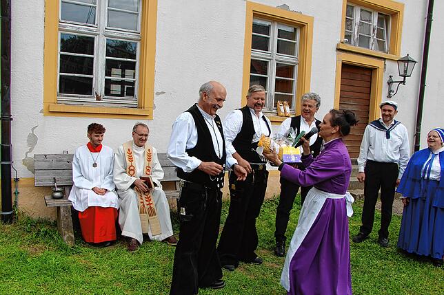Ein Dankeschön an die Vertreter von Holzbau Bruno Kaiser kommt von Regisseurin Corinna Vogt.
