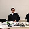 Der Singener André Rehm (rechts) im Konstanzer Landgericht. Neben ihm sitzt sein Anwalt Michael Busching.