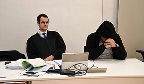 Der Singener André Rehm (rechts) im Konstanzer Landgericht. Neben ihm sitzt sein Anwalt Michael Busching.