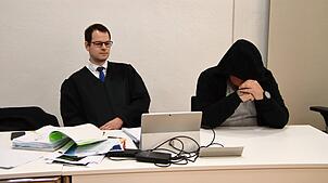 Der Singener André Rehm (rechts) im Konstanzer Landgericht. Neben ihm sitzt sein Anwalt Michael Busching.