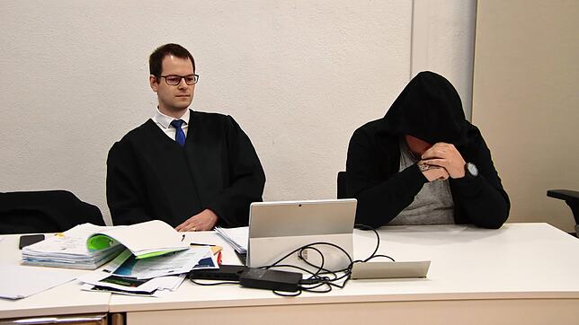 Der Singener André Rehm (rechts) im Konstanzer Landgericht. Neben ihm sitzt sein Anwalt Michael Busching.