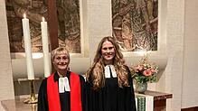 Dekanin Bärbel Schäfer (links) verabschiedet Pfarrerin Antonia Klumbies. Foto: Braun
