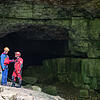 Ein Helfer der Bergwacht (links) und der Höhlenrettung vor dem Eingang zur Falkensteiner Höhle, aus der zwei eingeschlossene Männer ...