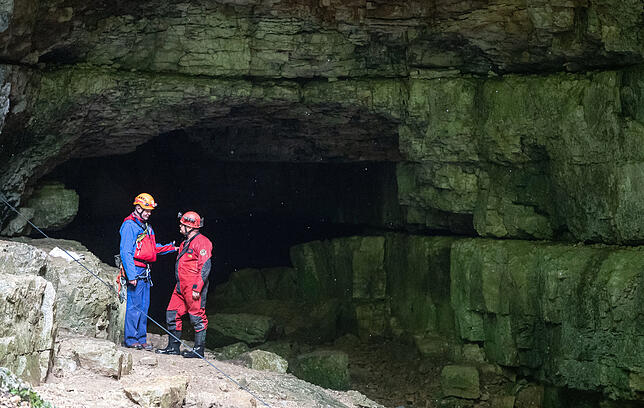 Ein Helfer der Bergwacht (links) und der Höhlenrettung vor dem Eingang zur Falkensteiner Höhle, aus der zwei eingeschlossene Männer ...