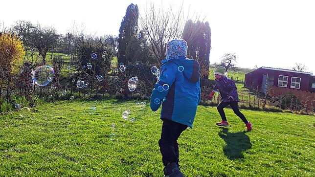Seifenblasen platzen: ein Spiel, von dem meine Kinder nie genug bekommen.