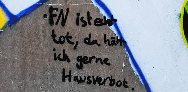 Bild 5: Kunst am Bau oder Vandalismus? Graffiti-Sprayer haben sich auf der neuen Bundesstraße 31 bereits verewigt