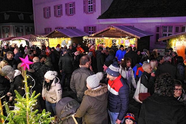 Zu später Stunde füllten sich die Gassen rund um und in der Alten Hofbibliothek beim Weihnachtsmarkt 2019.