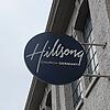 Ein Schild auf dem Gebäude der Hillsong Church in der Schneckenburgstraße. Laut Kirchenmitarbeiter ist die Freikirche Eigentümer der ...