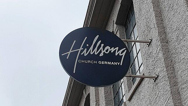 Ein Schild auf dem Gebäude der Hillsong Church in der Schneckenburgstraße. Laut Kirchenmitarbeiter ist die Freikirche Eigentümer der ...
