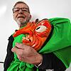 Peter Kirchner zeigt die neue Villinger Hexenmaske. Ein monatelanger Austausch mit dem neuen Schnitzer war erforderlich, bis der ...