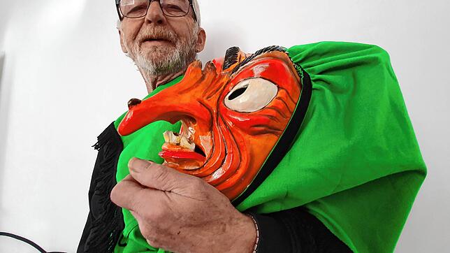 Peter Kirchner zeigt die neue Villinger Hexenmaske. Ein monatelanger Austausch mit dem neuen Schnitzer war erforderlich, bis der ...