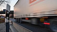 Unten ist die B31-alt zu sehen, oben über die Brücke die B33. Auch die B1 für den Weiterbau der B31-neu zwischen Meersburg und ...