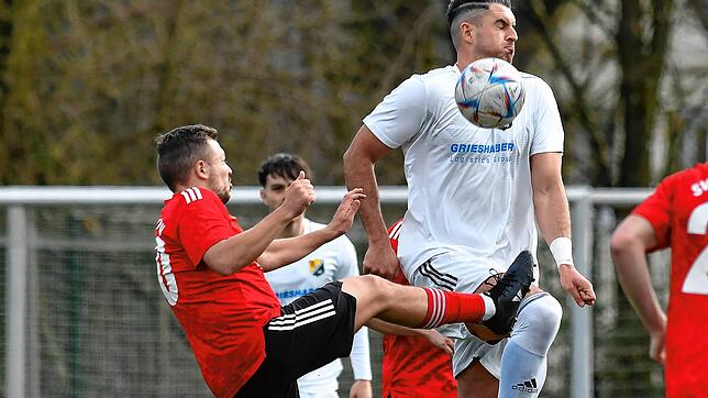 Super-Partie: Eine überragende Leistung bot der Laufenburger Defensivmann Eduard Nowak (rechts) beim 4:1-Sieg seiner Mannschaft gegen ...