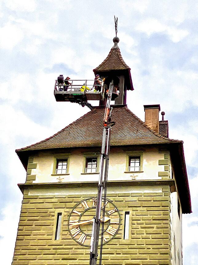 Mit der Hub-Arbeitsbühne wird die Glocke sicher zur Erde gebracht.