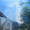 Von zwei Leitern aus bekämpfen die Laufenburger Feuerwehrleute den Brand in dem Wohnhaus.