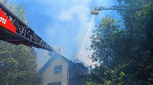 Von zwei Leitern aus bekämpfen die Laufenburger Feuerwehrleute den Brand in dem Wohnhaus.
