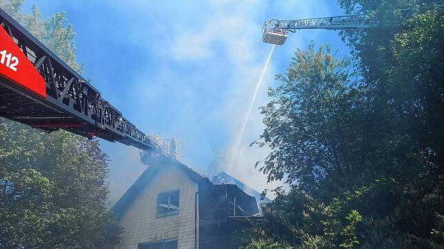 Von zwei Leitern aus bekämpfen die Laufenburger Feuerwehrleute den Brand in dem Wohnhaus.