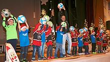 Die Bambini bei der Weihnachtsfeier des Triberger Fußballclubs sind voll in Aktion mit einem sportlichen Auftritt.