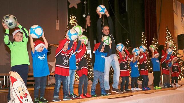 Die Bambini bei der Weihnachtsfeier des Triberger Fußballclubs sind voll in Aktion mit einem sportlichen Auftritt.