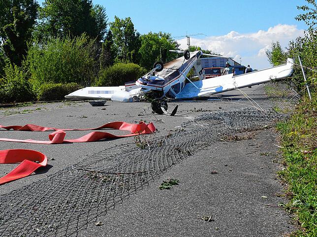 Bild 1: Unfall auf dem Konstanzer Flugplatz: Maschine überschlägt sich beim Start