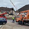 Auf Hebebühnen werden die Narrenbändel an den Häusern befestigt. Sie künden schon jetzt von den anstehenden Narrentagen. Alle Mitglieder ...