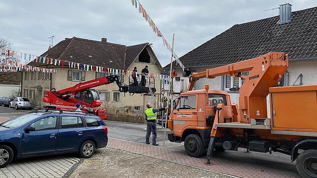 Auf Hebebühnen werden die Narrenbändel an den Häusern befestigt. Sie künden schon jetzt von den anstehenden Narrentagen. Alle Mitglieder ...