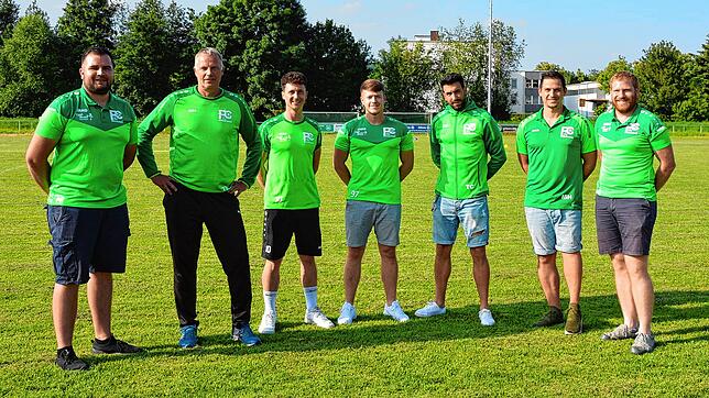 Mit gestärktem Selbstvertrauen sieht Bezirkspokalsieger FC Bräunlingen der Saison 2021/22 entgegen (von links): Patrick Paganini ...