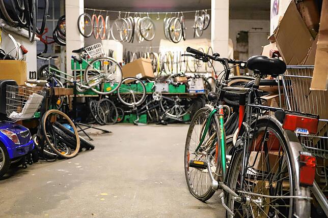 Der erste Raum wird momentan als Fahrradwerkstatt genutzt.