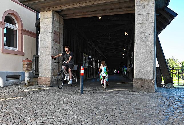 Auch die Holzbrücke ist ins Radnetz der Stadt integriert.