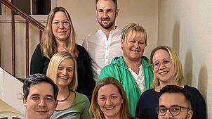 Das Bild zeigt (hinten) Silke Seßler und Thomas Holdenried, (mitte) Patricia Braun, Heike Glattes und Friederike Sauter sowie (vorne) ...