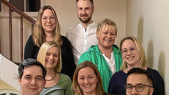 Das Bild zeigt (hinten) Silke Seßler und Thomas Holdenried, (mitte) Patricia Braun, Heike Glattes und Friederike Sauter sowie (vorne) ...