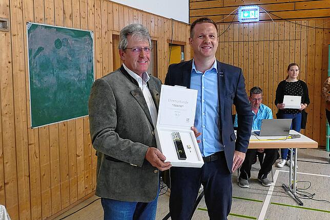 Für 25 Jahre Mitgliedschaft im Ortschaftsrat Altheim ehrte Stephan Frickinger auch Martin Klaus (links).