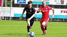 Nachholspiele: Felix Benz (links) ist mit dem FC Bergalingen beim SV Rheintal gefordert und Osman Celikel will mit der SG ...