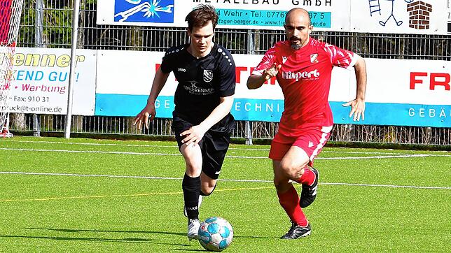 Nachholspiele: Felix Benz (links) ist mit dem FC Bergalingen beim SV Rheintal gefordert und Osman Celikel will mit der SG ...