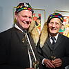 Der Narrenvater Thoms Pross (links) nach seiner Lautatio auf den Maler der Fasnet Fridolin Mandausch vor dem Bild „Schuttig und Hänsele ...