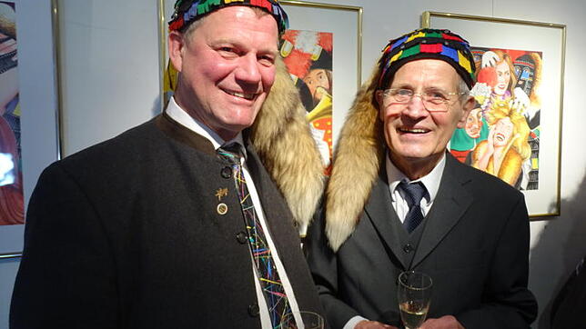 Der Narrenvater Thoms Pross (links) nach seiner Lautatio auf den Maler der Fasnet Fridolin Mandausch vor dem Bild „Schuttig und Hänsele ...