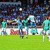 Der Donaueschinger Alieu Sarr (grünes Trikot) wird in der Szene gleich von zwei Spielern des SV Oberachern bedrängt. Der favorisierte ...