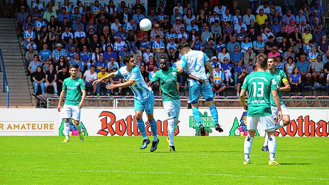 Der Donaueschinger Alieu Sarr (grünes Trikot) wird in der Szene gleich von zwei Spielern des SV Oberachern bedrängt. Der favorisierte ...