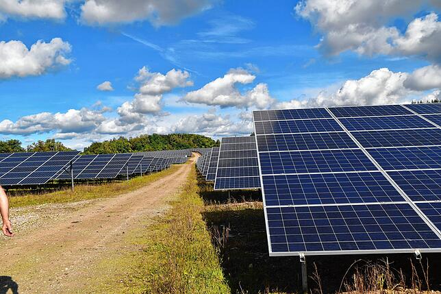 Zur Klimawende braucht es viele Manöver. Der Verbrauch von Energie und welche Energieart genutzt wird, tragen gerade bei Verkehr und ...