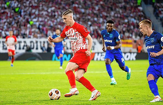 Freiburgs Roland Sallai (M) und West Hams James Ward-Prowse (r)