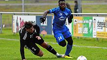 Der spätere Torschütze Samuel Peter (1. FC Rielasingen-Arlen II, rechts) setzt sich gegen Henrikas Lenartas SV Mühlhausen) durch.
